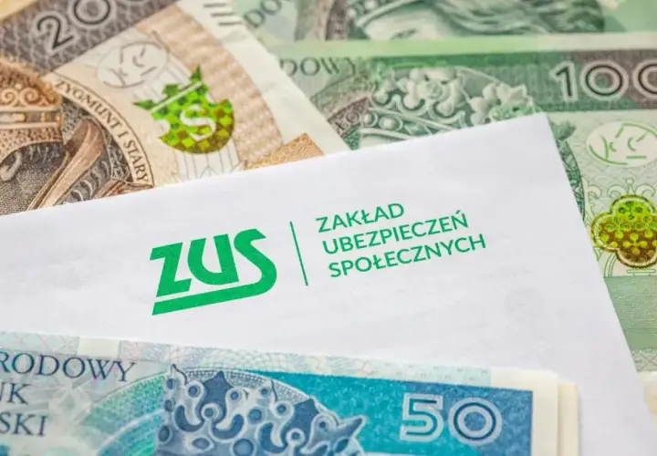 ZUS i polskie banknoty. Dokumenty ZUS mogą być kluczowe przy staraniu się o rentę chorobową po 50 roku życia.