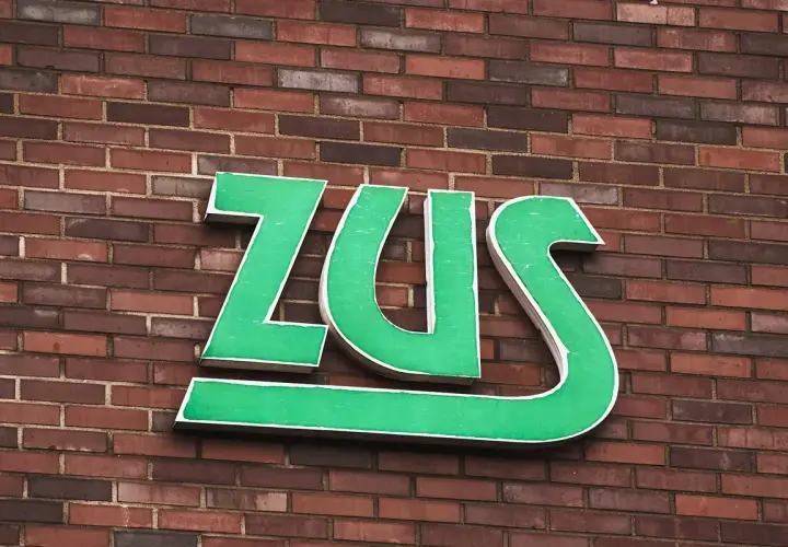 Zielone litery ZUS na ceglanej ścianie. Zastanawiasz się, jak długo jeszcze będzie działał mały zus plus?