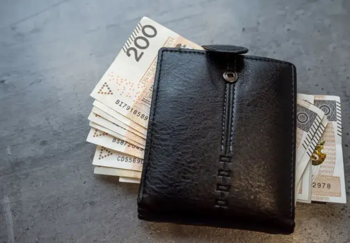 Czarny portfel z polskimi banknotami 200 zł. Wkrótce l4 w ciąży, więc pieniądze się przydadzą.