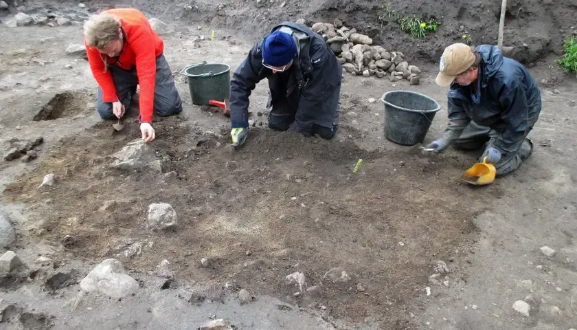 Archeologowie ostrożnie badają ziemię, szukając śladów przeszłości.