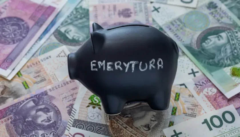 Skarbonka z napisem "EMERYTURA" na tle polskich banknotów. Zastanawiasz się, jaka emerytura przy zarobkach 7000 brutto?