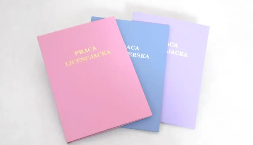 Trzy okładki prac licencjackich w pastelowych kolorach: różowym, niebieskim i fioletowym. Złoty napis "Praca Licencjacka" na różowej okładce.