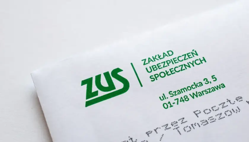 Koperta ZUS z adresem ul. Szamocka 3, 5 w Warszawie. Dokumenty dotyczące rewaloryzacji świadczeń.