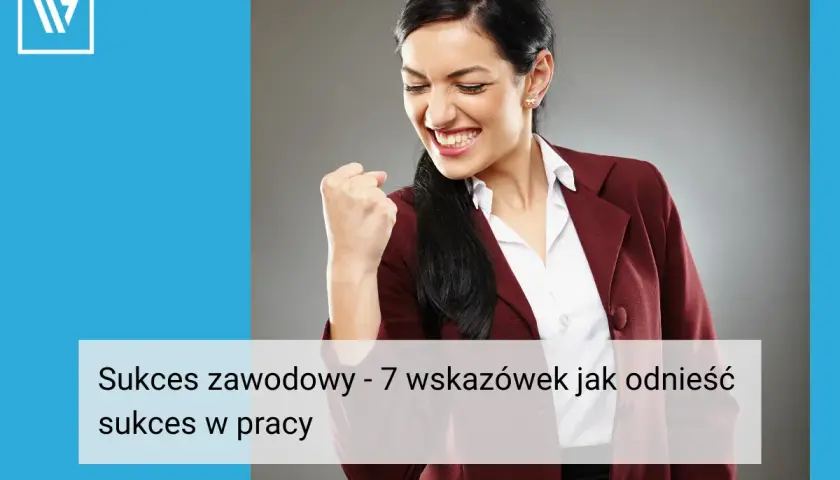 Kobieta w garniturze cieszy się z osiągniętego sukcesu zawodowego. Jej uśmiech i zaciśnięta pięść symbolizują triumf i pewność siebie w karierze.