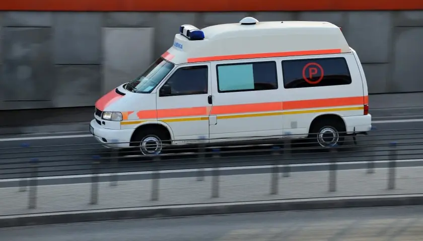 Ambulans na kursie pojazdy uprzywilejowane, pędzi autostradą.