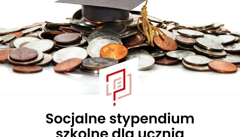 Stos monet i biret symbolizują stypendium szkolne. To szansa na wsparcie edukacji ucznia.