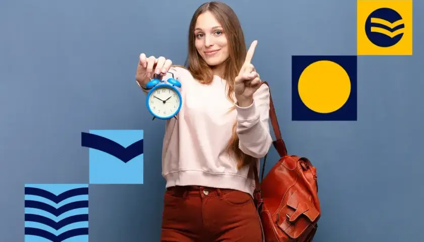 Młoda kobieta z budzikiem i plecakiem, symbolizująca drogę do **świadectwa dojrzałości**.