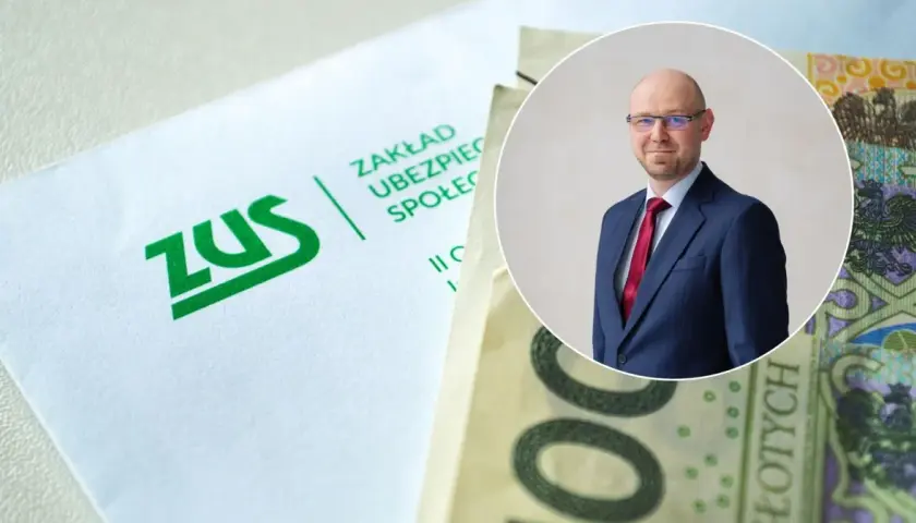 Mężczyzna w garniturze obok dokumentów ZUS i banknotów. Może to być oligofrenopedagog omawiający świadczenia.