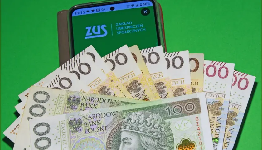Pieniądze i ekran telefonu z logo ZUS. Czy taka emerytura po 30 latach pracy przy najniższej krajowej wystarczy?