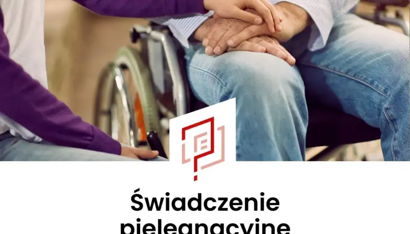 Dłonie młodej osoby i starszej osoby trzymające się nawzajem, siedzące na wózku inwalidzkim.