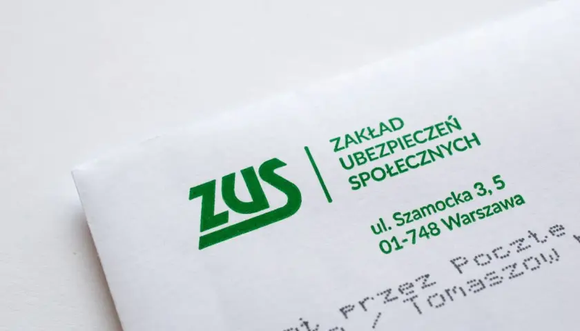 Koperta ZUS z adresem. Informacje o zasiłku pielęgnacyjnym a świadczeniu pielęgnacyjnym mogą być zawarte w korespondencji.