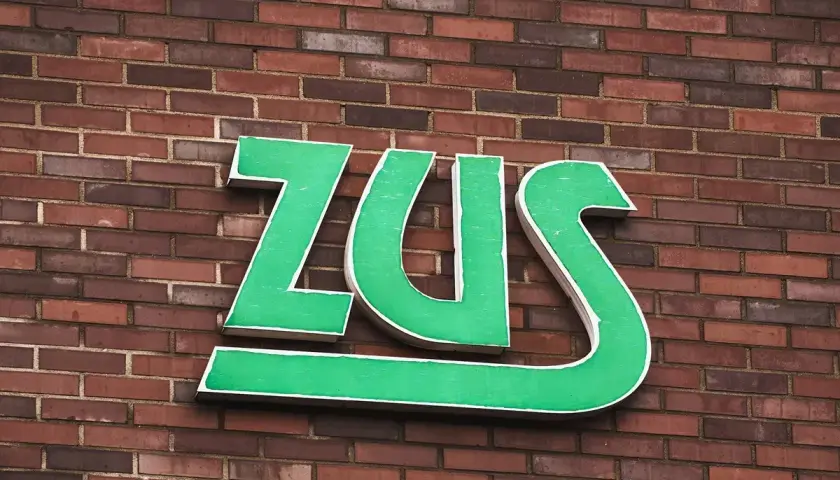 Zielone litery ZUS na ceglanej ścianie. Zastanawiasz się, jak długo jeszcze będzie działał mały zus plus?