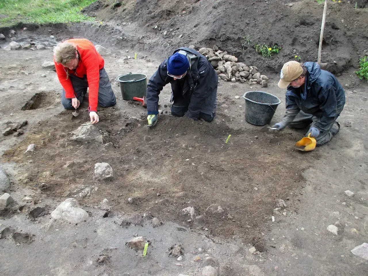 Archeologowie ostrożnie badają ziemię, szukając śladów przeszłości.