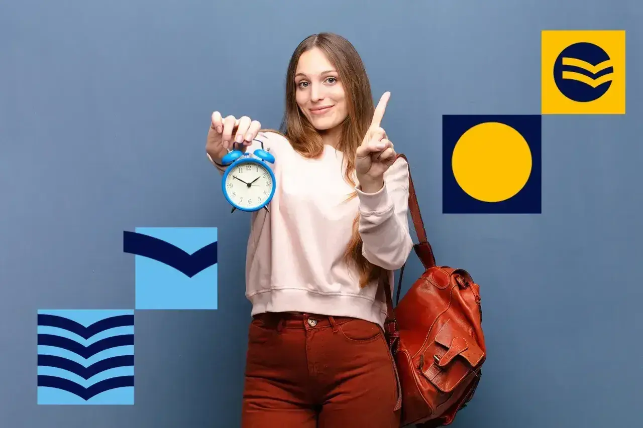 Młoda kobieta z budzikiem i plecakiem, symbolizująca drogę do **świadectwa dojrzałości**.