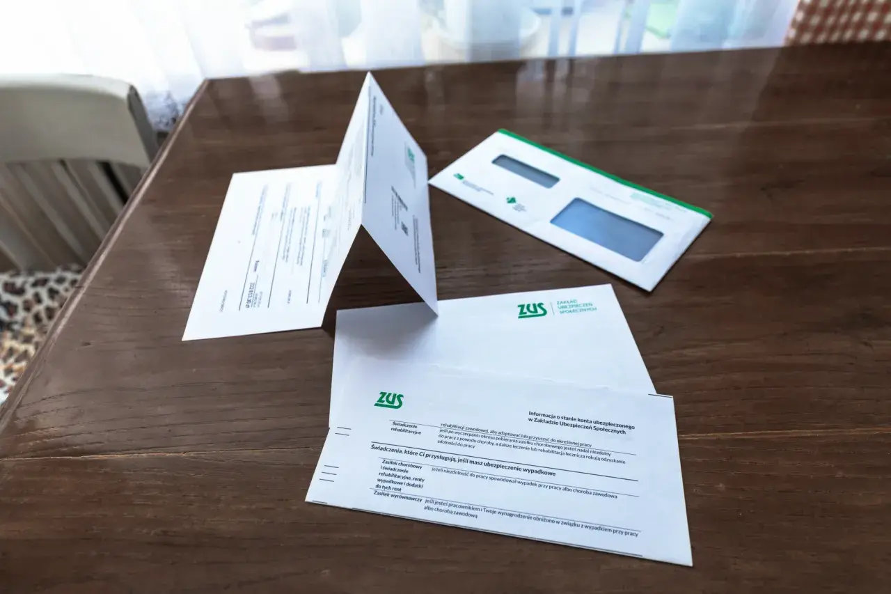 Dokumenty ZUS dotyczące świadczeń, w tym informacji o stanie konta ubezpieczonego i możliwości jednorazowej wypłaty z subkonta ZUS.