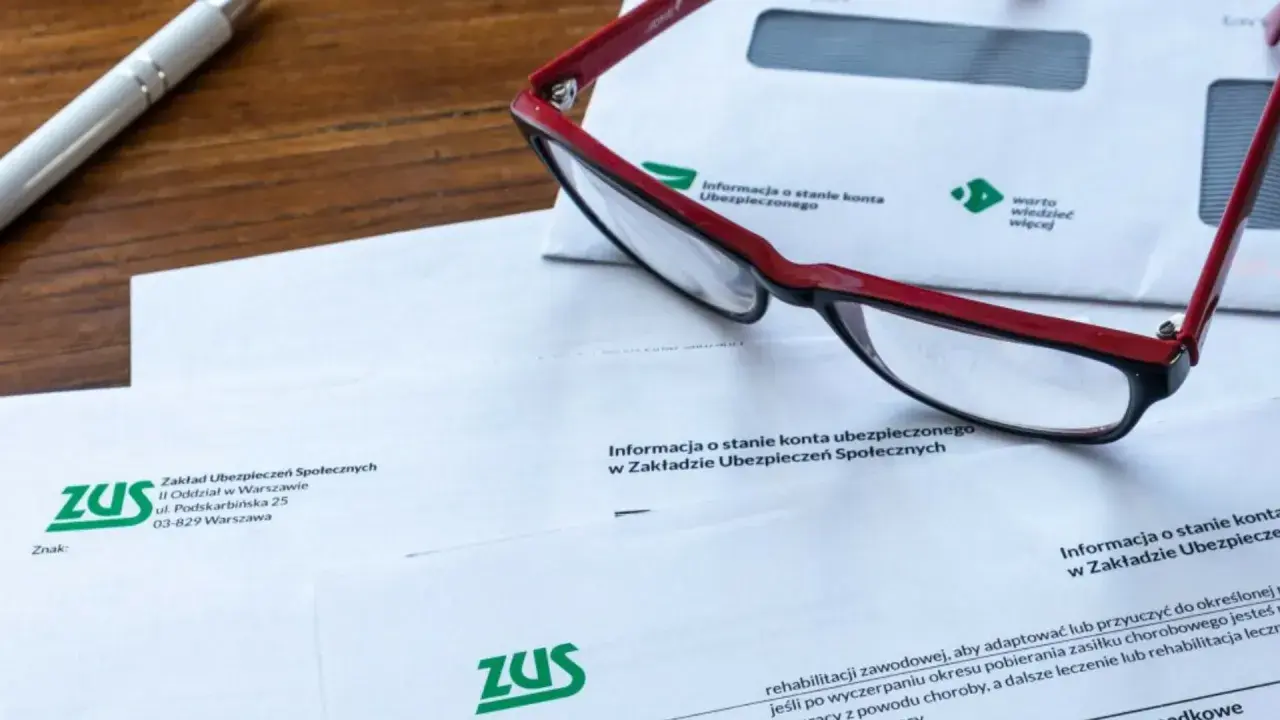 Okulary na dokumentach ZUS. Wniosek o świadczenie rehabilitacyjne czeka na rozpatrzenie.