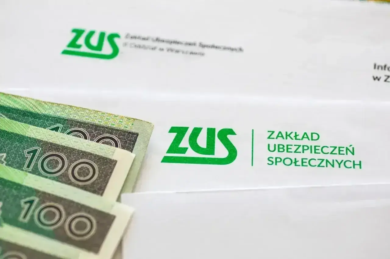 Pieniądze i dokumenty ZUS. Czerwiec to miesiąc, w którym wielu seniorów otrzymuje swoje emerytury czerwcowe.