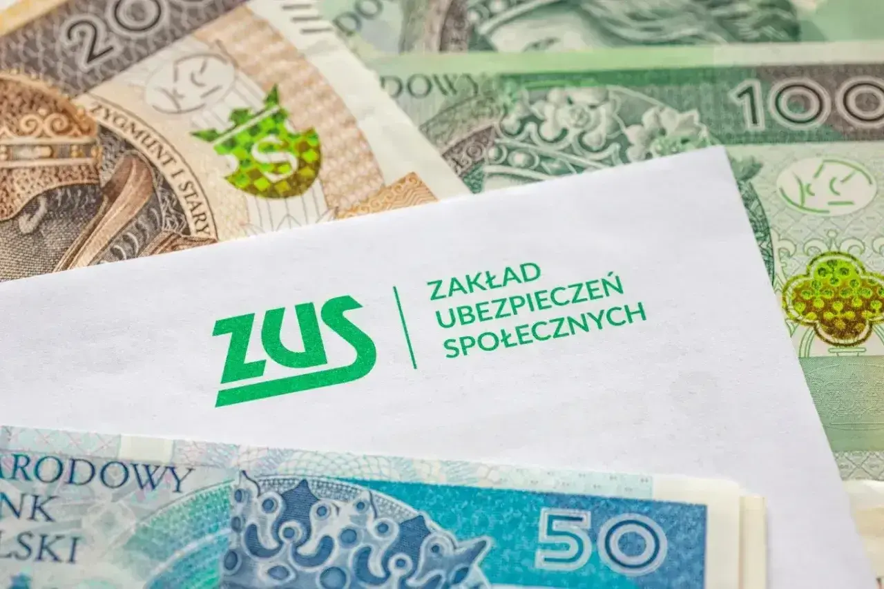 ZUS i polskie banknoty. Dokumenty ZUS mogą być kluczowe przy staraniu się o rentę chorobową po 50 roku życia.