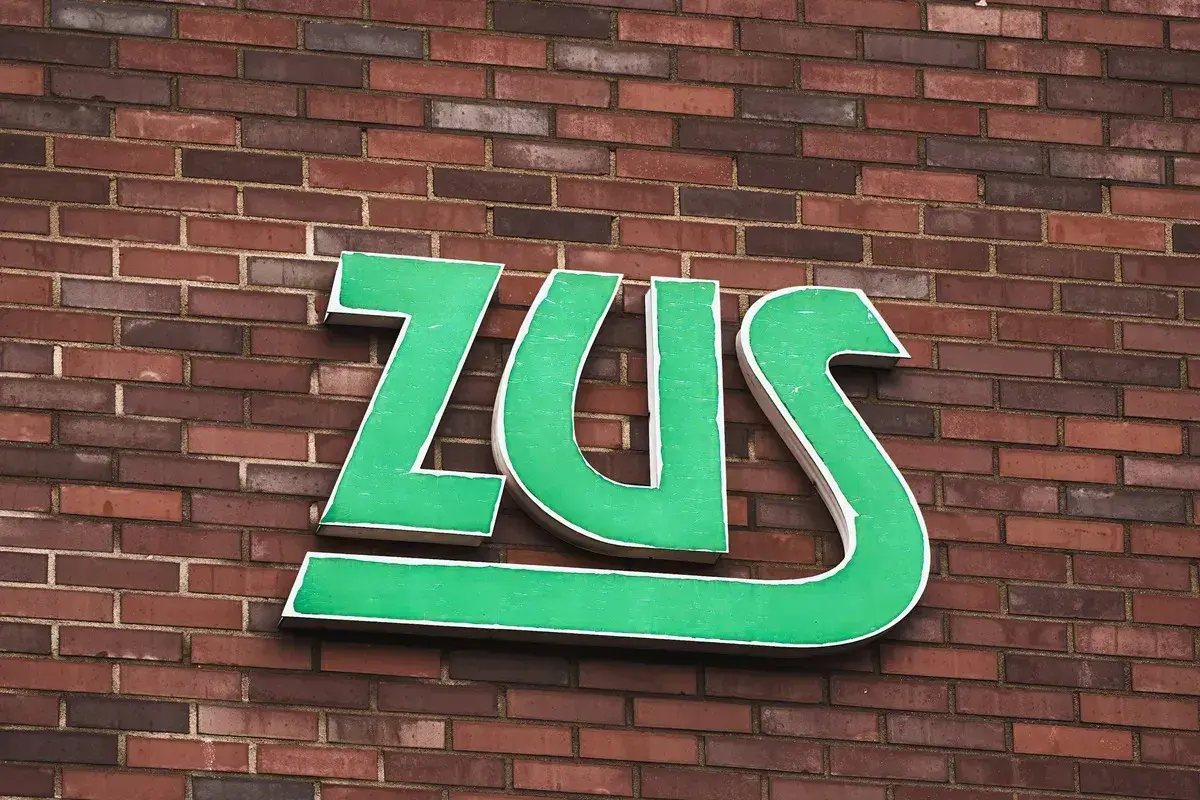 Zielone litery ZUS na ceglanej ścianie. Zastanawiasz się, jak długo jeszcze będzie działał mały zus plus?