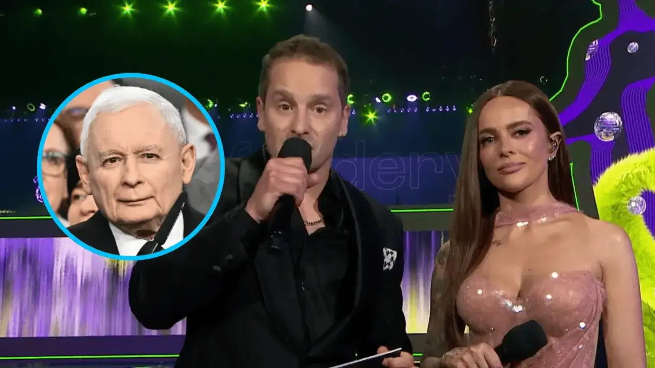 Konferansjer z mikrofonem i kobieta w różowej sukni na scenie. W rogu zdjęcie starszego mężczyzny.