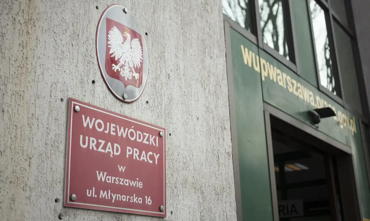 Tablica Wojewódzkiego Urzędu Pracy w Warszawie. Tu dowiesz się, ile wynosi zasiłek dla bezrobotnych.