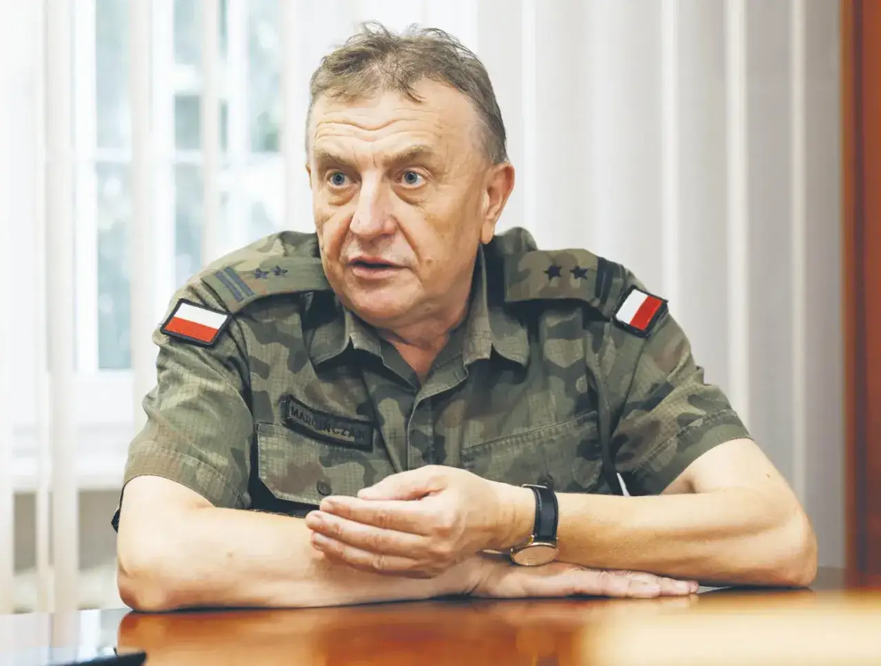 Generał w mundurze wojskowym, z polską flagą na ramieniu, omawia strategię. Kategoria: d wojsko.